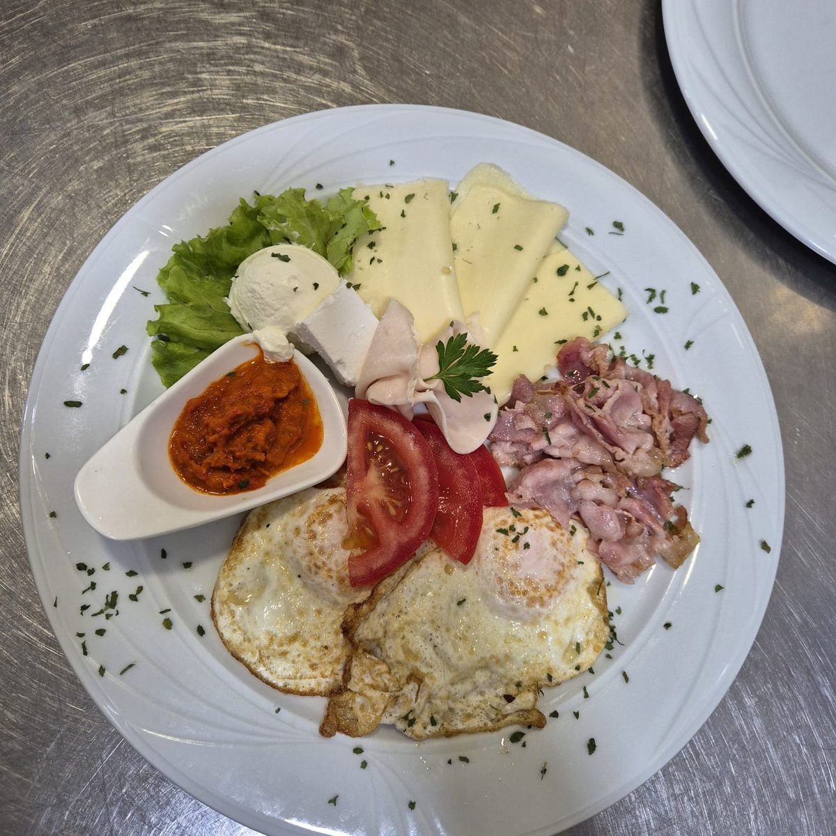 Doručak: jaja sa slaninom i sirom — eggs, bacon, cheese, ham, ajvar