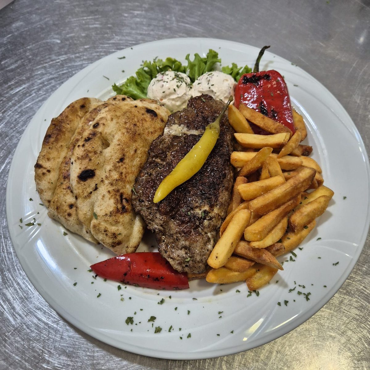 Gurmanska pljeskavica 500 g sa pomfritom — with lepinja & roasted pepper