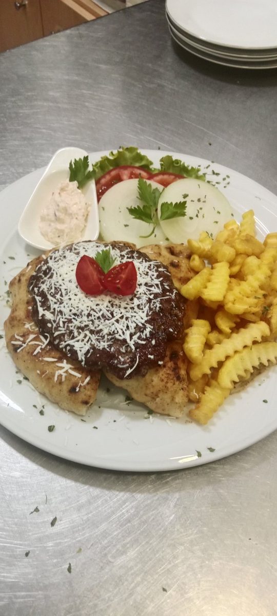 Pljeskavica sa pomfritom — grilled patty with fries