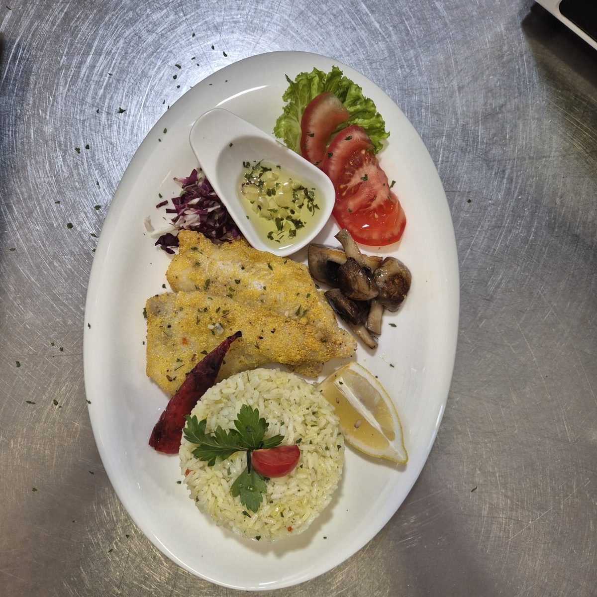 Filet oslića sa rizom — hake fillet, herbed rice, mushrooms