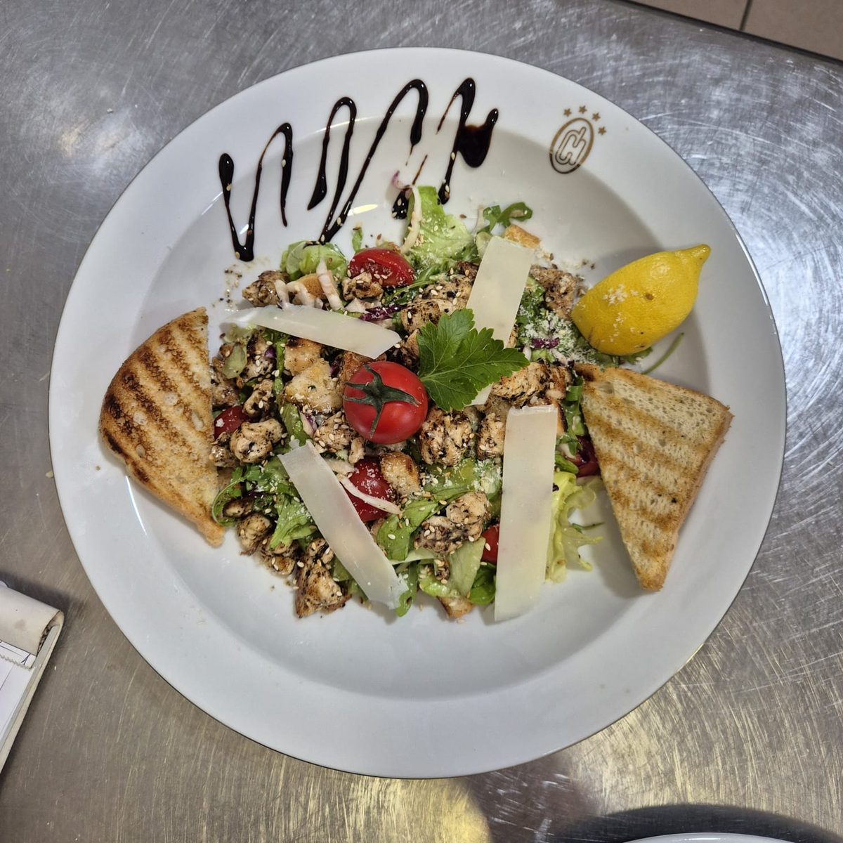 Cezar salata — grilled chicken, parmesan, croutons, toast