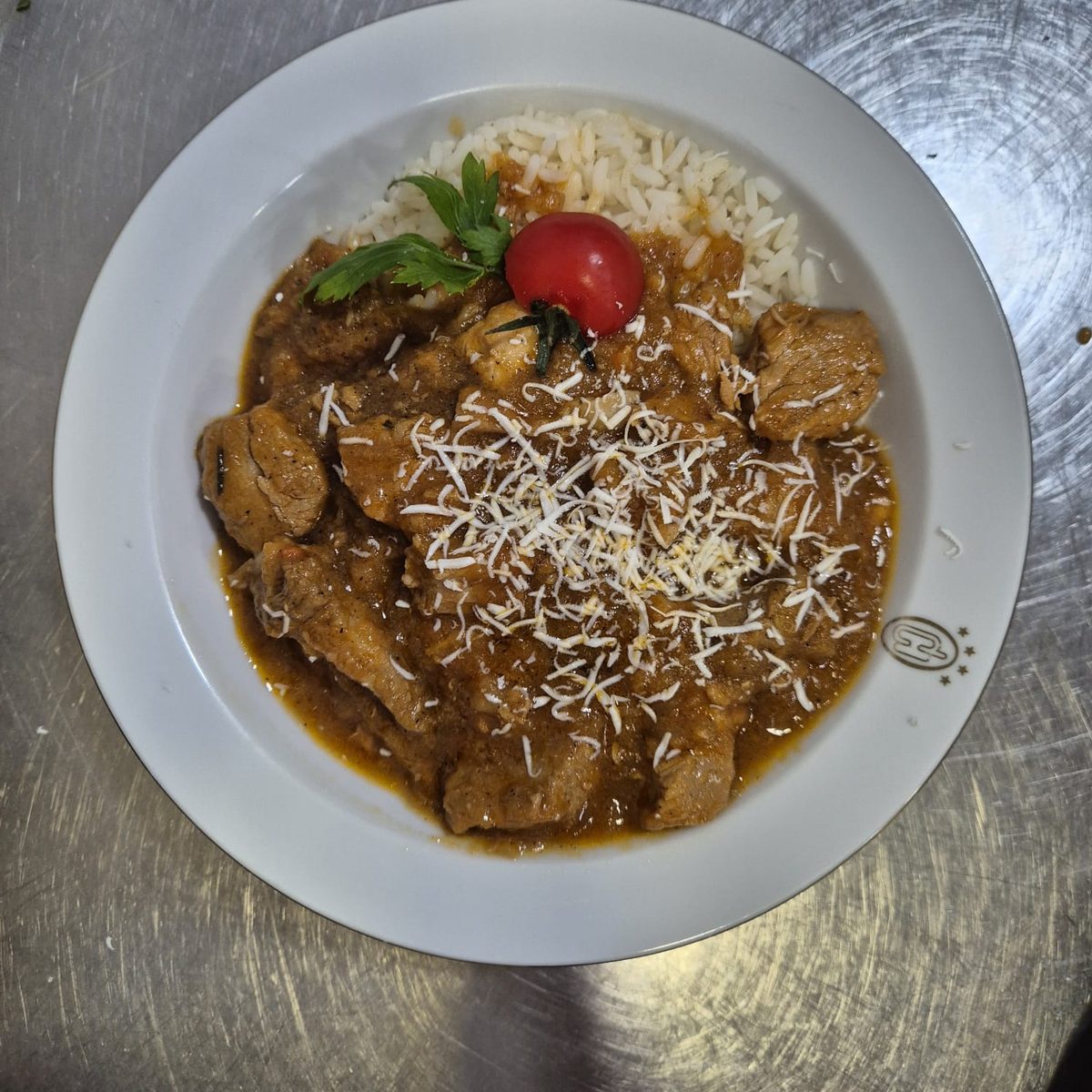 Svinjski gulaš sa rizom — pork goulash with rice