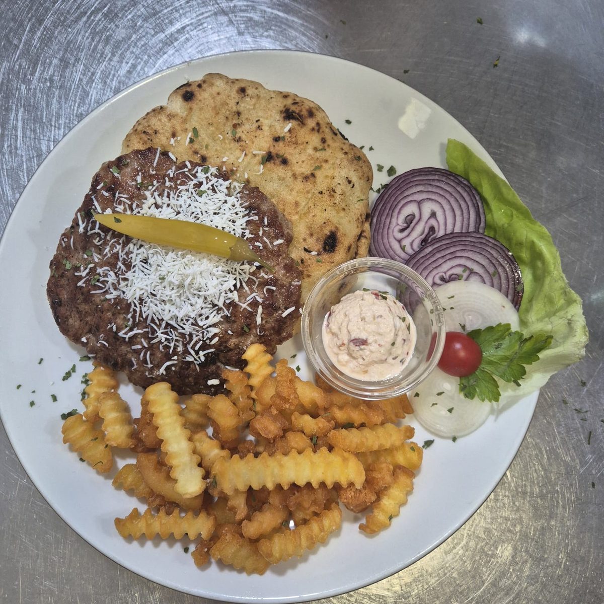 Gurmanska piroga 500 g sa pomfritom i urnebesom — with crinkle fries & urnebes