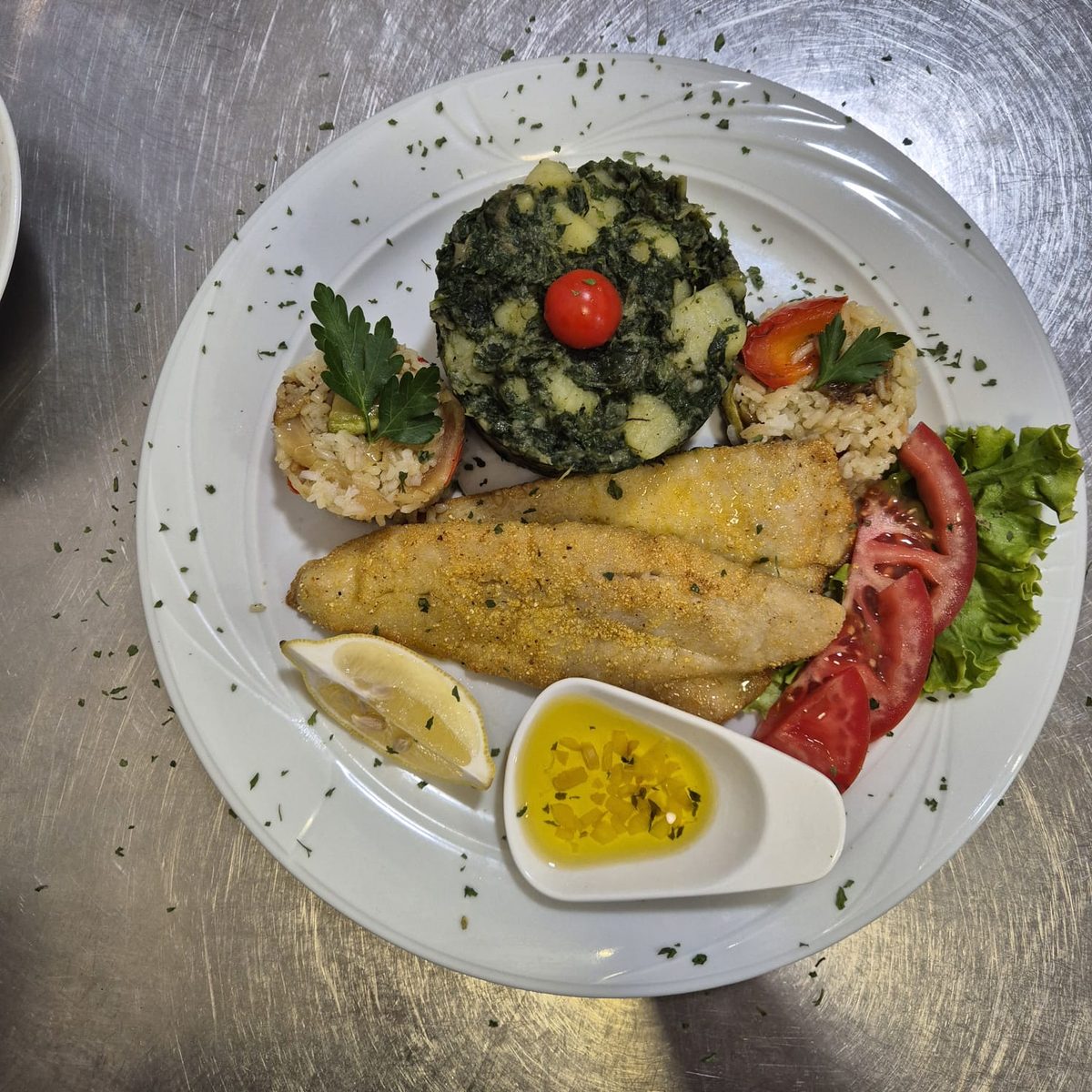 Filet oslića sa dalmatinskim povrćem i rizom — hake with spinach mash & rice