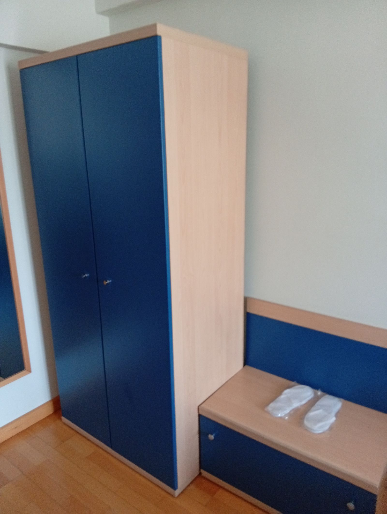 Wardrobe and luggage bench with slippers